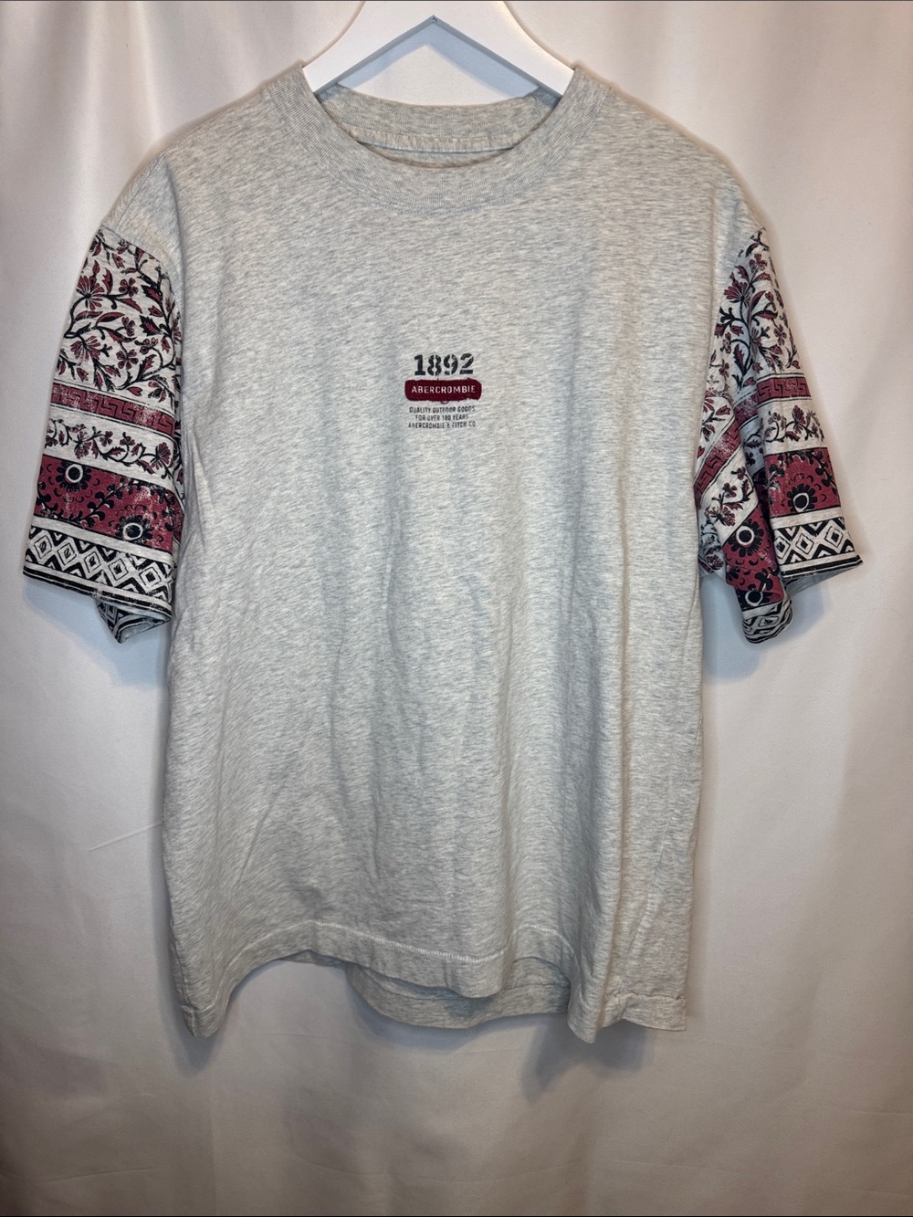 Abercrombie & Fitch Heather Gray Tee with Burgundy Patterned Sleeves men’s large